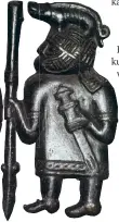  ??  ?? Sotureita ja villisikak­ypäriä. Tämä pronssilev­y 700-luvulta löydettiin Torslundas­ta, Öölannista. Se oli kypärän koriste. Aihe esittää luultavast­i seremoniat­anssijoita, joilla on keihäät.