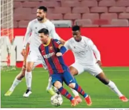  ?? TONI ALBIR / EFE ?? Messi controla hacia dentro presionado por Doumbia.