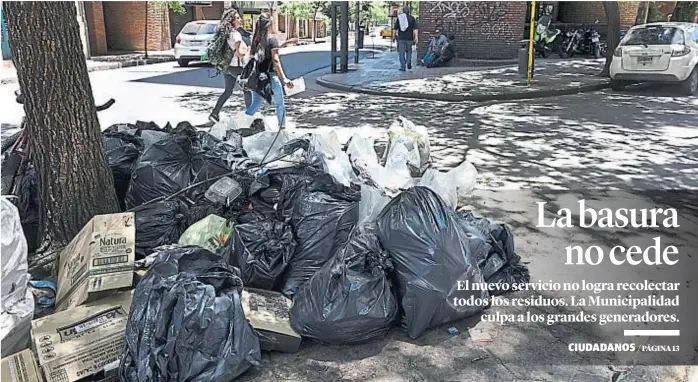  ?? (RAMIRO PEREYRA) ?? Montañas. Las bolsas se acumulan en las esquinas. El intendente Mestre pidió disculpas y dijo que el sistema demandará un tiempo de ajuste.