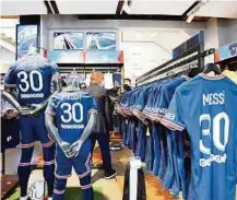  ?? AFP ?? La tienda del PSG se vio inundada con camisetas con el 30.