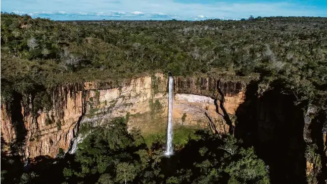  ?? Eduardo Anizelli/Folhapress ?? Vista da cachoeira Véu de Noiva, na Chapada dos Guimarães (MT); ministério quer instalar nos próximos anos, por meio de concessão, um restaurant­e dentro do parque