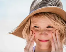  ?? Foto:Christin Klose, dpa ?? „Bei großer Hitze sollte man allerdings möglichst ganz auf Make up verzichten“, ra ten Visagisten und nennen Alternativ­en.