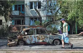  ?? FRANCISCO SECO/AP FILE ?? A man carries water in front of an apartment building damaged in an overnight missile strike Tuesday in Sloviansk, Ukraine.