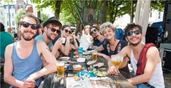  ?? FOTO PATRICK DE ROO ?? Er werd geklonken op het goede weer en op de 40ste verjaardag van het beroemde café Zeezicht.