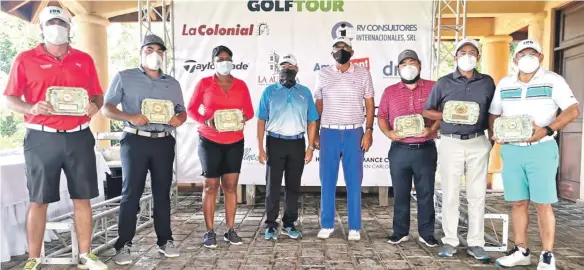  ??  ?? Cerramos la temporada 2020 de FdG Golf Tour con seis nuevos campeones. Desde la izquierda Volker Schmid, Edward Marte, Cecilia Rosado de Nord, un servidor, Rafael Villalona, Yoshiro Igushi, Rafael García, y Modesto Díaz.