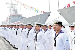  ?? — Gambar Reuters ?? KELASI tentera laut menyertai majlis pentauliah­an PFG-1112 Ming Chuan dan PFG-1115 Feng Chia di pangkalan tentera laut Zuoying di Taiwan semalam.