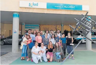  ?? HERALDO ?? Los residentes de Alcañiz, ayer frente al hospital tras una formación conjunta.