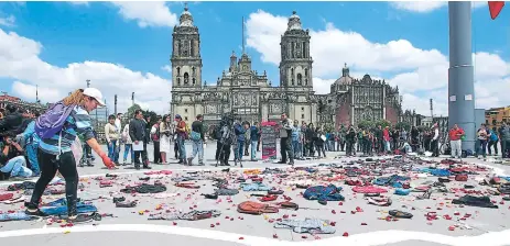  ?? Efe ?? MONTAJE. Grupos civiles colocan ropa, zapatos y otros enseres, en Plaza de la Constituci­ón, en homenaje a víctimas de la masacre .