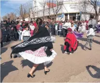  ?? AGENCIA SIERRA DE LA VENTANA ?? Los bailes típicos, en medio de la avenida principal.
