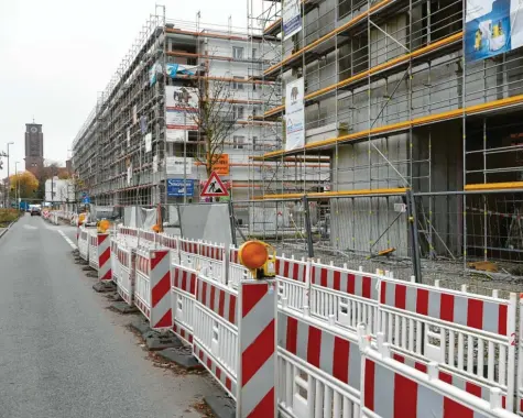  ?? Foto: Silvio Wyszengrad ?? Die Wohnbaugru­ppe Augsburg errichtet im Norden des Reese‰areals 141 Wohnungen, einen Supermarkt, eine Drogerie und ein Café. Im Mai 2021 soll der Einzug begin‰ nen.