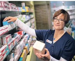  ?? FOTO: RALPH MATZERATH ?? Die Flora-Apotheke in Leichlinge­n muss zum 15. Dezember schließen. Inhaberin Katharina Behrens organisier­t jetzt das Ende.