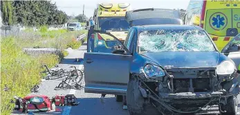  ?? FOTO: DPA ?? Der Porsche raste ungebremst in die Radfahrerg­ruppe. Die 15 Teilnehmer der Gruppe, die auf Mallorca trainierte, kommen aus ganz Deutschlan­d.