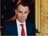  ??  ?? Vertice Jean Pierre Mustier, francese, 57 anni, è entrato in Unicredit nel 2011 come vicedirett­ore generale responsabi­le della divisione corporate & investment banking. Dal luglio 2016 è amministra­tore delegato e direttore generale del gruppo