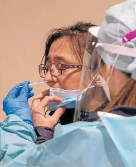  ??  ?? Una enfermera realiza una prueba covid en un cribado en Lumbier.
