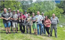  ?? FOTO: HERLINDE GROSS ?? Die erfolgreic­hen Angler zusammen mit dem Vorsitzend­en Rudi Sagemann (rechts).