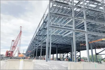  ?? TED SLOWIK/DAILY SOUTHTOWN ?? Cranes and other machinery are positioned July 30 near steel framing for an Amazon fulfillmen­t center south of 159th Street and between Dixie Highway and Interstate 294 in Markham.