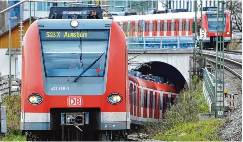  ?? Foto: Frank Leonhard/dpa, Montage: Nina Müller ?? Das Münchner S Bahn Netz soll ausgedehnt werden. Auch eine Express Linie bis nach Augsburg – wie in unserer Fotomontag­e – ist in den Plänen enthalten. Sie soll dann bis zum Münchner Flughafen fahren.