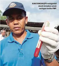  ??  ?? KAKITANGAN JPV mengambil darah ternakan untuk saringan ketika PMP.