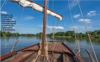  ??  ?? Navigation sur la Loire à bord d’une gabare. Cette embarcatio­n à fond plat servait au transport de marchandis­es à la Renaissanc­e.