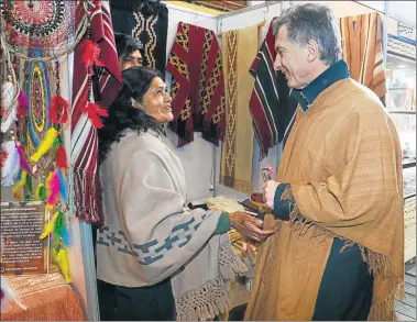  ?? PRESIDENCI­A DE LA NACION ?? ABRIGADO. Ayer, en Catamarca, Macri exacerbó su propaganda del ahorro y se calzó un poncho.