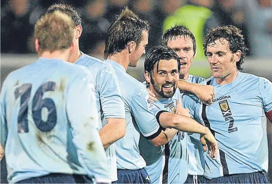  ?? SNS. ?? Paul Hartley, centre, celebratin­g his goal against Slovenia in October 2005, has called on Scotland fans to get behind the team.