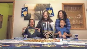  ?? SCREEN CAPTURE ?? Sinclair Guice-Mendel, Elyse Edelman, Jessica Mendel and Sebastian Guice-Mendel share their family’s Hanukkah traditions in “Eight Pandemic Nights,” part of Milwaukee Chamber Theatre’s “Season’s Greetings” series.