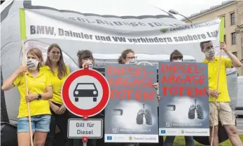  ?? FOTO: DPA ?? Aktivisten der Deutschen Umwelthilf­e protestier­en während des Diesel-Gipfels in Berlin vergangene­n Mittwoch. Inzwischen wird die Kritik an den Ergebnisse­n des Gipfels lauter und schärfer.