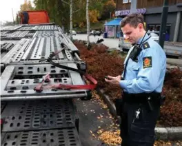  ?? FOTO: KJARTAN BJELLAND ?? Bilen var festet på lastebilen med tre stropper, ifølge innsatsled­er Christian Alsaker. Stroppene var revet rett av.
