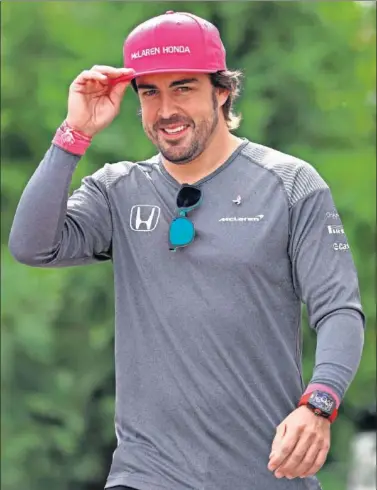  ??  ?? SOLIDARIO. Fernando Alonso lució una gorra rosa en el día mundial contra el cáncer de mama.