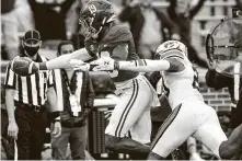  ?? MickeyWels­h / Associated Press ?? Alabama tight end Jahleel Billingsle­y scores a touchdown against Auburn’s Jamien Sherwood on Saturday.