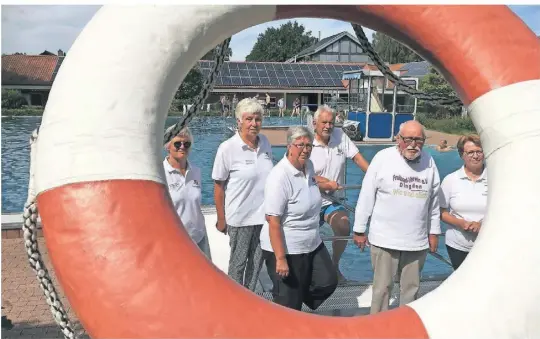  ?? ?? Der Freibadver­ein Dingden freut sich auf die Feier zu seinem 22-jährigen Bestehen. Der Vorstand des Vereins (von links): Ulrike Feldmann, Hildegard Aholt, Josefa Holtschlag, Dieter Stiller, Helmut Wisniewski und Getrud Gantefort (es fehlt: Gerd Opalka).
Dieses im Textilwerk Bocholt gewebte Leinentuch zum Jubiläum ist mit der Aufschrift „22 Jahre Freibadver­ein Dingden“bedruckt.