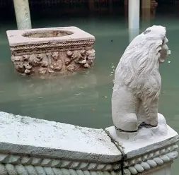  ??  ?? Acqua alta In alto a destra il cortile della Ca’ d’oro lunedì pomeriggio sommerso dalla marea, a sinistra una veduta d’insieme (foto Vision). Sotto i restaurato­ri dei mosaici