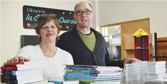  ?? - Acadie Nouvelle: Sylvie Mousseau ?? Annie Bourdages et Robert Melanson se préparent à réouvrir la Librairie La Grande Ourse à Dieppe.