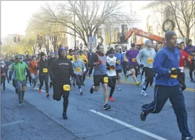  ?? JOSEPH PHELAN JPHELAN@DIGITALFIR­STMEDIA.COM ?? The runners begin the 3.1 mile journey.