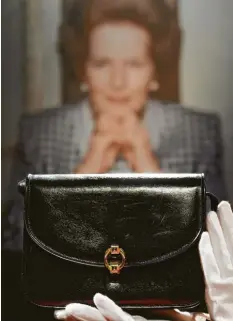  ?? Foto: Andy Rain, dpa ?? „Ich will mein Geld zurück“, polterte Margret Thatcher mithilfe ihrer Handtasche einst, bis Helmut Kohl und die anderen extrem gereizt aufgaben.
