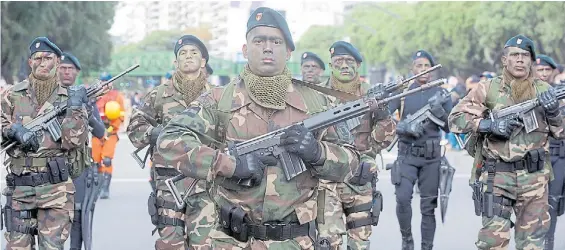  ?? ROLANDO ANDRADE ?? Desfile. Comandos del Ejército marchan, el año pasado, por la avenida Libertador de la Capital Federal en una fecha patria.