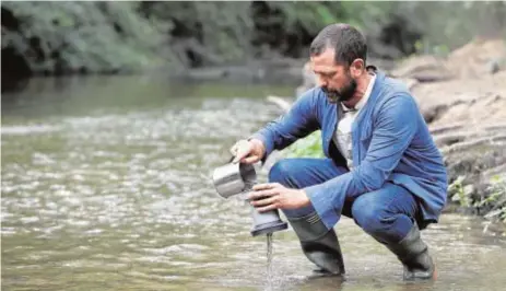  ?? FOTOS: EFE/ MARISCAL ?? David León recoge muestras de agua con microplást­icos en uno de los ríos incluidos en el proyecto