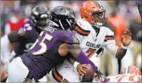  ?? Nick Wass ?? Baltimore Ravens linebacker Terrell Suggs strips the ball from Cleveland Browns quarterbac­k Deshone Kizer during the first half of the Ravens’ 2410 victory Sunday in Baltimore.
The Associated Press