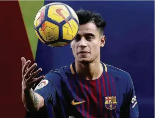  ?? Lluis Hene/AFP ?? Contrataçã­o mais cara da história do Barcelona, Philippe Coutinho brinca com a bola durante a sua apresentaç­ão no Camp Nou; meia deve estrear no dia 28