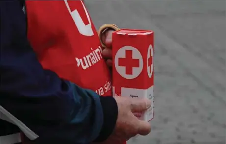  ??  ?? SAMLAR IN. Hungerdage­n är Röda Korsets största årliga evenemang. 20 000 personer brukar delta i insamlinga­rna.