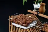  ??  ?? 烤羊肉串