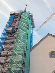  ?? FOTO: BARBARA WALDVOGEL ?? Die neue Luthergloc­ke wird in den Turm der Dreifaltig­keitskirch­e gezogen.