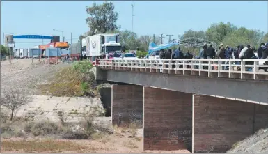  ?? CEDOC PERFIL ?? CONFLICTO. San Luis exige pruebas de Covid, y productore­s y transporti­stas mantienen piquetes.