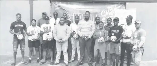  ?? ?? Troy Mendonca, Co-Director of the Petra Organizati­on (centre) and Magnum Tonic Wine representa­tive Jamal Baird posing with representa­tives of the competing teams at the team briefing.