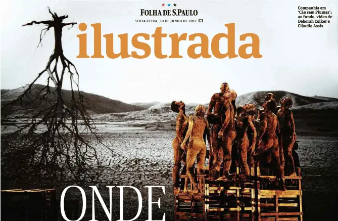  ??  ?? Companhia em ‘Cão sem Plumas’; ao fundo, vídeo de Deborah Colker e Cláudio Assis