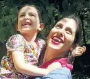  ?? Foto: AFP / Free Nazanin Campaign ?? Nazanin Zaghari-Ratcliffe am Wochenende mit ihrer Tochter.