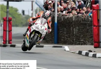  ??  ?? El local Conor Cummins volvió a subir al podio en la carrera de Superbike y en el Senior TT.