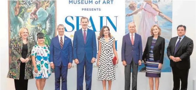  ??  ?? Los Reyes, con el embajador Pedro Morenés y autoridade­s de EE.UU. en la inauguraci­ón de una exposición de arte español en San Antonio