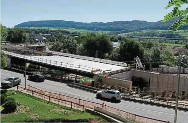  ?? Foto: Nico Muller ?? Derzeit werden Betonierun­gsarbeiten am neuen Viadukt durchgefüh­rt. Nach der Inbetriebn­ahme zu Beginn des kommenden Jahres wird die alte Brücke weggerisse­n.