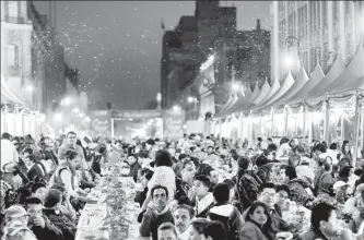  ??  ?? Cientos de personas compartier­on el pan y la sal durante la cena navideña gratuita organizada por el Gobierno de la Ciudad de México la noche del pasado domingo ■ Foto Xinhua